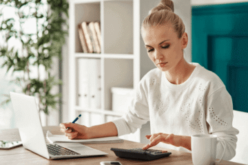 Stay on Track with Your Financial Goals as a Fashion Blogger