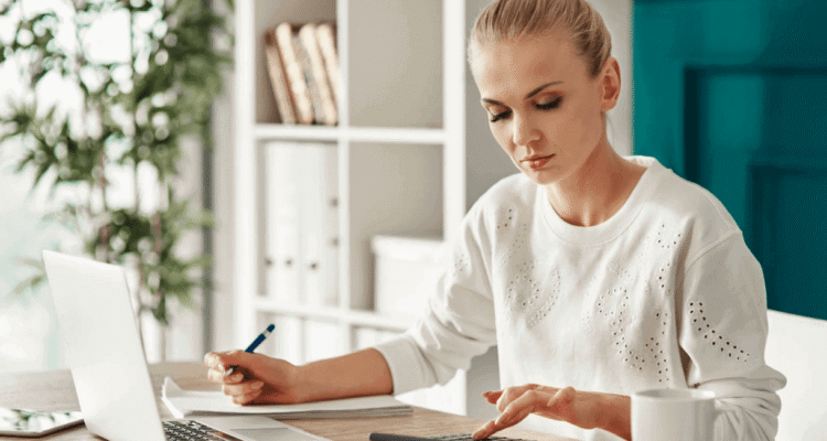 Stay on Track with Your Financial Goals as a Fashion Blogger